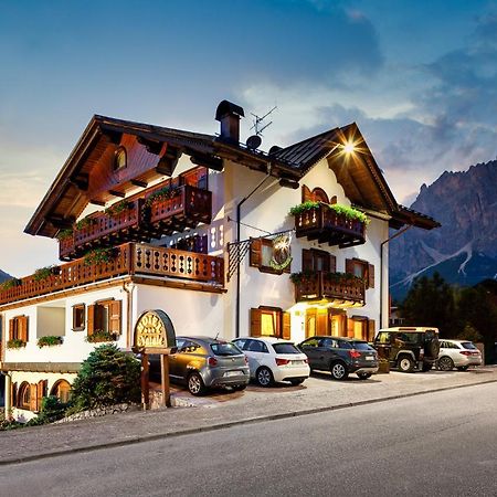 Hotel Natale กอร์ตินาดัมเปซโซ ภายนอก รูปภาพ