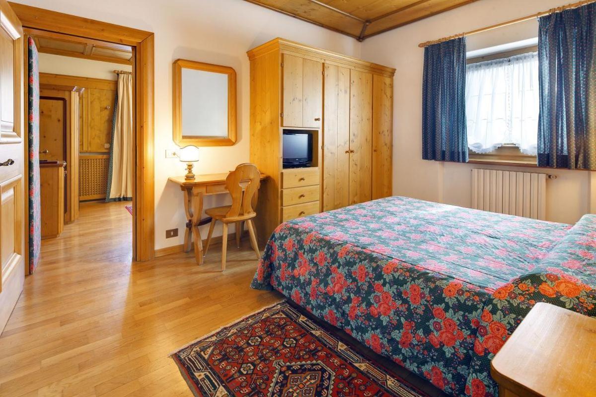 Hotel Natale กอร์ตินาดัมเปซโซ ภายนอก รูปภาพ