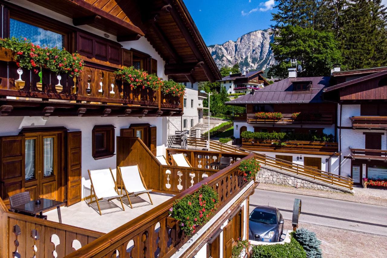 Hotel Natale กอร์ตินาดัมเปซโซ ภายนอก รูปภาพ